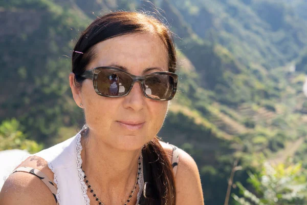 Glad Kaukasiska Kvinna Besöker Med Berg Bakgrunden — Stockfoto