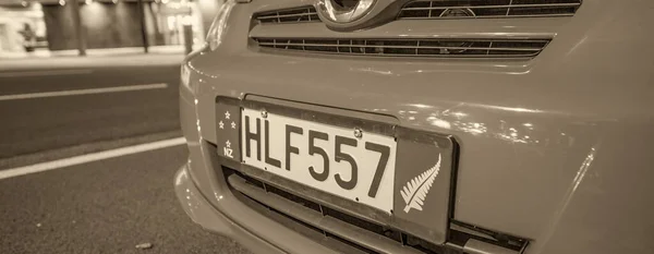 Auckland Nowa Zelandia Sierpień 2018 Czerwony Samochód Nocy Wzdłuż Ulic — Zdjęcie stockowe