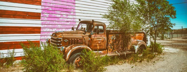 Seligman June 2018 Old Rusty Vintage Truck Painted American Flag — 스톡 사진