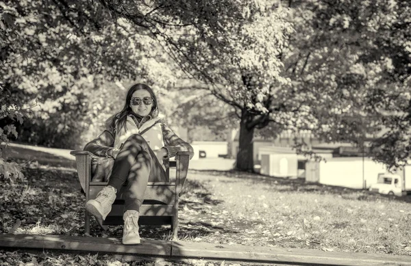 Женщина Отдыхает Большом Стуле Парке Осенний Сезон — стоковое фото
