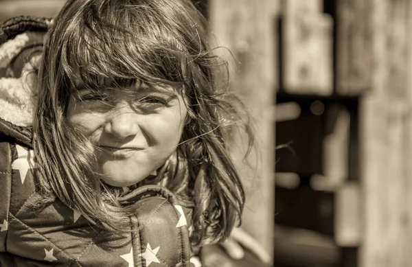 Dítě Dívka Dělá Grimasy Šťastný Venku — Stock fotografie