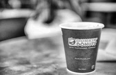 Bartlett, VT - 11 Ekim 2015: Dunkin 'Donuts kahve dükkanında bir fincan kahve.