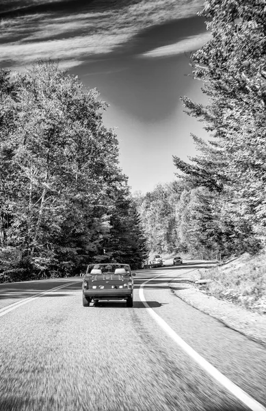 Velho Carro Vermelho Vintage Dirigindo Longo Uma Estrada Nova Inglaterra — Fotografia de Stock