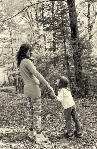 Feliz Madre Hija Caminando Largo Sendero Temporada Follaje — Foto de Stock