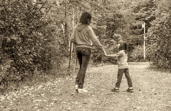 Frau Läuft Herbst Mit Tochter Auf Wanderweg — Stockfoto