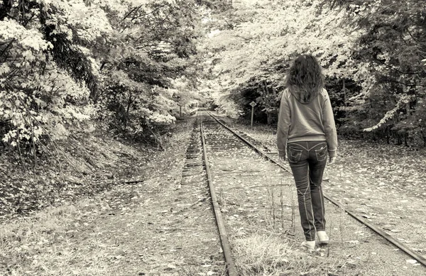 Donna Che Cammina Lungo Sentiero Autunno — Foto Stock