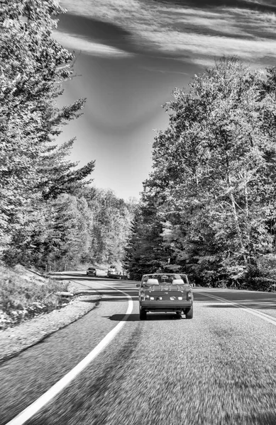 Stary Czerwony Samochód Jadący Drogą Nowej Anglii Sezonie Liściastym Usa — Zdjęcie stockowe