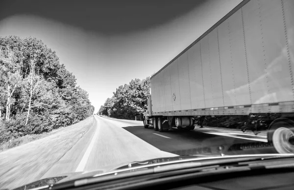 Camion Stile Americano Autostrada Tirando Carico Tema Dei Trasporti Camion — Foto Stock