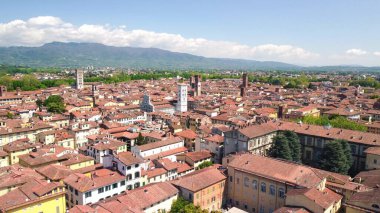 Lucca şehrinin bahar mevsiminde hava manzarası, Toskana - İtalya.