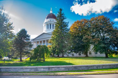 Maine State House, Augusta, ME 'nin tarihi şehir merkezindeki Maine' in başkentidir..