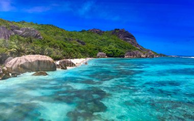 La Digue, Seyşeller Adaları 'ndaki Anse Kaynak Argent Sahili' nin hava görüntüsü - Afrika.