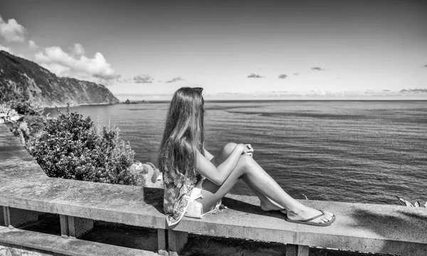 Visão Traseira Menina Feliz Olhando Para Belo Ponto Vista Litoral — Fotografia de Stock