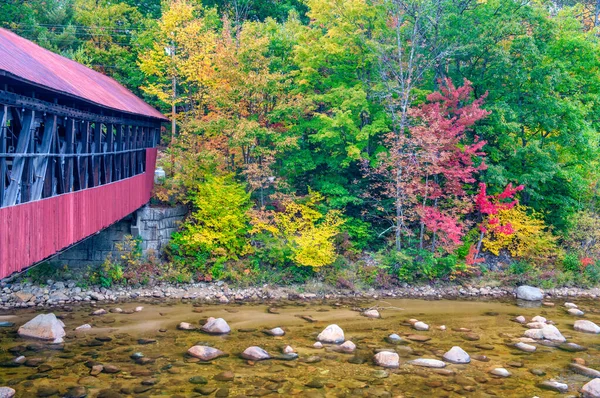 Red Wooden Bridge New England Foliage Season — Stock Photo, Image