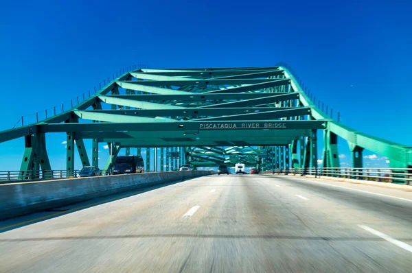 アメリカのポーツマス ピスカタカ川橋で川を渡る — ストック写真