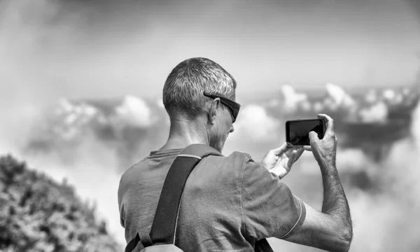 Hombre Tomando Fotos Hermoso Paisaje Montaña —  Fotos de Stock