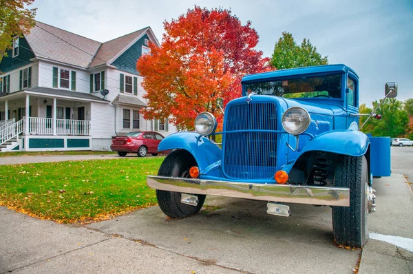 Oude Vintage Blauwe Auto Een Gebladerte Landschap Met Huis Bomen — Stockfoto