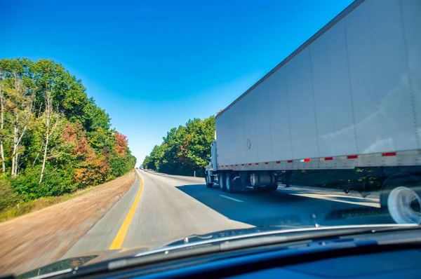 Camion Stile Americano Autostrada Tirando Carico Tema Dei Trasporti Camion — Foto Stock