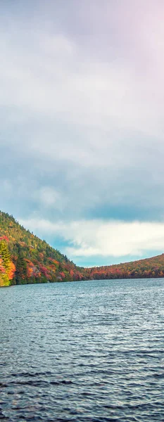 Piękne Jezioro Parku Narodowym Acadia Sezon Liści — Zdjęcie stockowe