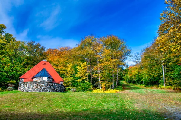 Górska Kaplica Stowe Vermont Sezon Liści — Zdjęcie stockowe