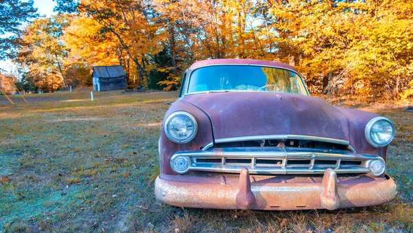 Carro Vintage Abandonado Enferrujado Campo Rural Época Folhagem — Fotografia de Stock