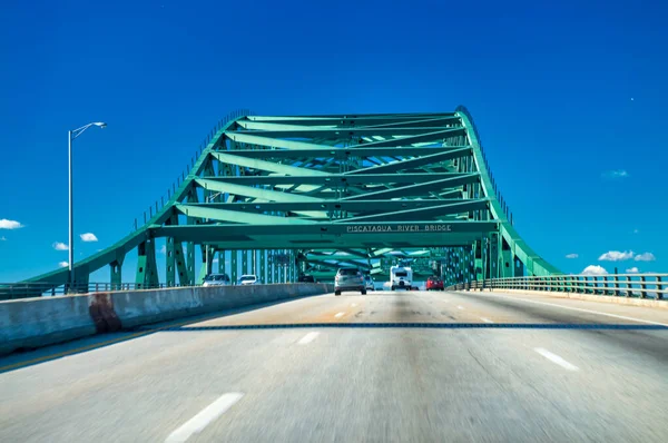アメリカのポーツマス ピスカタカ川橋で川を渡る — ストック写真