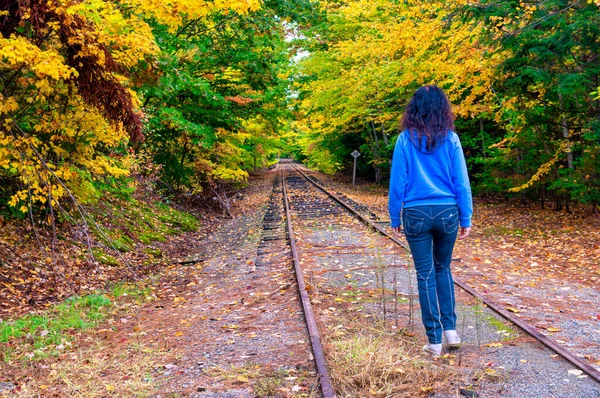 Kobieta Spacerująca Szlaku Jesienią — Zdjęcie stockowe