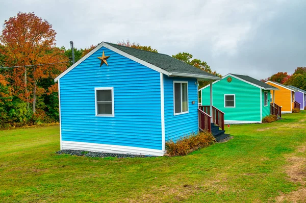 Casas Madeira Coloridas Uma Paisagem Folhagem Estação Outono — Fotografia de Stock