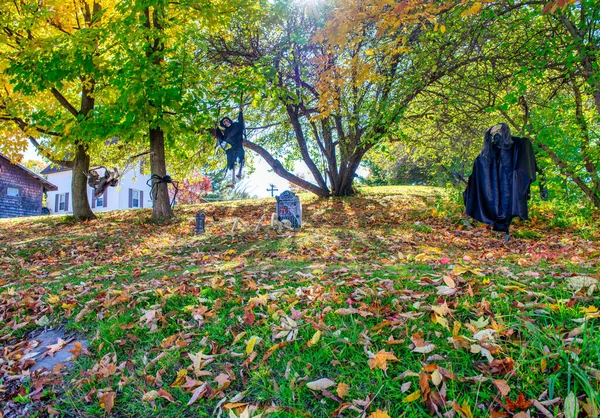 可怕的万圣节景观 有假人和鬼魂的城市公园 — 图库照片