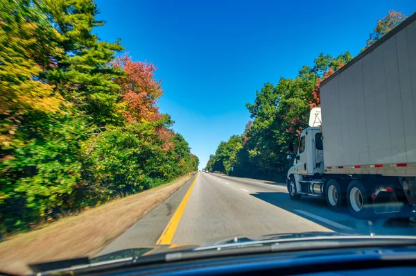 Camion Stile Americano Autostrada Tirando Carico Tema Dei Trasporti Camion — Foto Stock