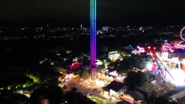 Vienna, AUSTRIA - 20 Ağustos 2022: Prater Park 'ın gece ışıklarının hava manzarası. Eğlence Şehri Parkı İHA 'dan bir yaz gecesinde.
