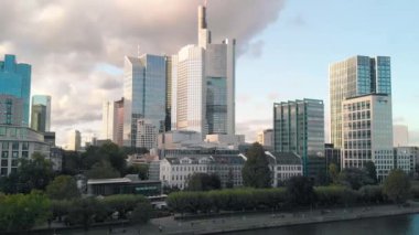 Frankfurt, Almanya - 10 Eylül 2019: Şehrin ana nehir üzerindeki finansal ufuk çizgisinin panoramik günbatımı.