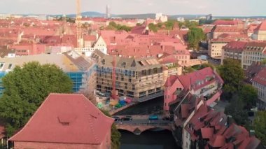 Nurnberg, Almanya. Yaz günbatımında şehrin ortaçağ binalarının havadan görünüşü.