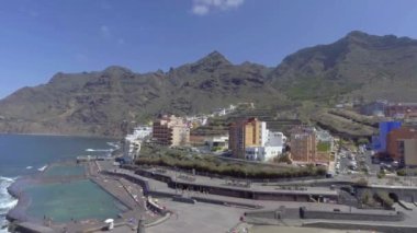 Tenerife, Kanarya Adaları. Yaz mevsiminde Bajamar kıyı şeridinin hava manzarası