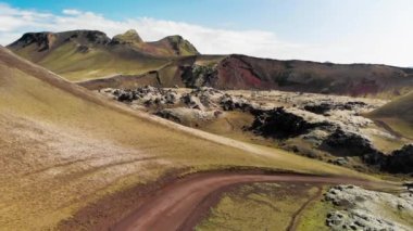 Landmannalaugar Bölgesi, İzlanda 'daki ünlü İzlanda manzarası. Arkaplanda yeşil lav tarlaları ve dağlar, hava manzarası