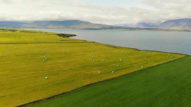 Samanlıklar plastiğe sarılır. Samanlıklar toplandı. Tarım alanında saman balyaları var. İHA 'dan hava görüntüsü