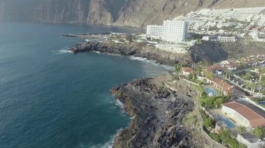 Santiago del Teide 'nin bir yaz günü, Tenerife - Kanarya Adaları' ndaki hava panoramik manzarası