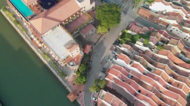Malezya, İHA 'dan Malacca' nın hava görüntüsü. Güzel bir günde melaka renkli evler.