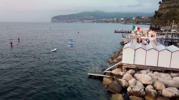 Vista Aérea Hermosa Playa Sorrento Puerto Atardecer Verano Costa Amalfitana — Vídeos de Stock