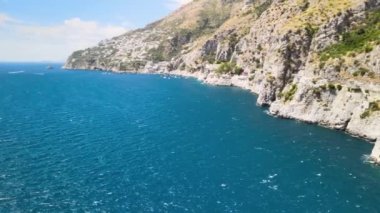 İtalya, Amalfi Sahili 'ndeki bir İHA' dan Furore Fjord 'un hava görüntüsü.