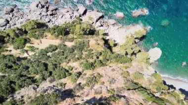 İtalya 'nın yaz mevsiminde güzel Amalfi Sahili' nin muhteşem hava manzarası. Drone bakış açısı.