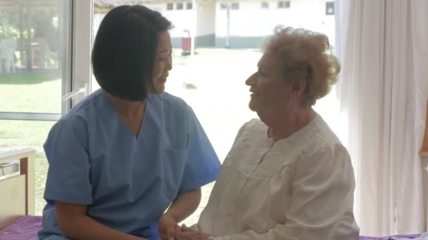 Mulher Caucasiana Apoiada Por Médico Asiático Hospital — Vídeo de Stock