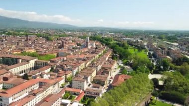 Lucca şehrinin bahar mevsiminde hava manzarası, Toskana - İtalya.