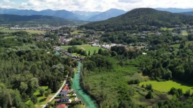 Klagenfurt, Avusturya. Yaz mevsiminde dere ve göl manzarası.