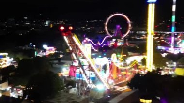 Viyana, Avusturya. Prater Park 'ın gece ışıklarının hava görüntüsü. Eğlence Şehri Parkı İHA 'dan bir yaz gecesinde.