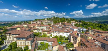 Yaz günü şehir çan kulesinden Bergamo Alta 'nın panoramik hava manzarası