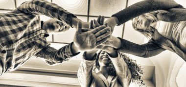 Ofiste el ele tutuşan mutlu iş arkadaşları..