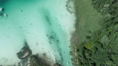 Yaz mevsiminde Klagenfurt Gölü İHA, Avusturya.