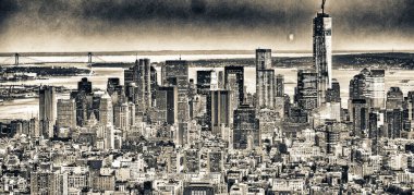 Manhattan şehir merkezinin havadan görünüşü yaz mevsiminde gökyüzü, New York