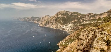 Yaz mevsiminde Amalfi Sahili 'nin güzel hava manzarası, insansız hava aracı bakış açısı