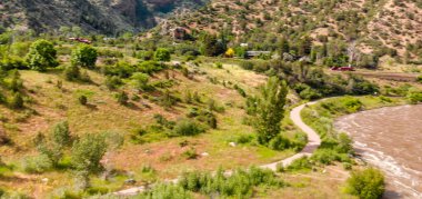 Yaz mevsiminde Colorado Nehri ve Kanyonu 'nun havadan görünüşü.